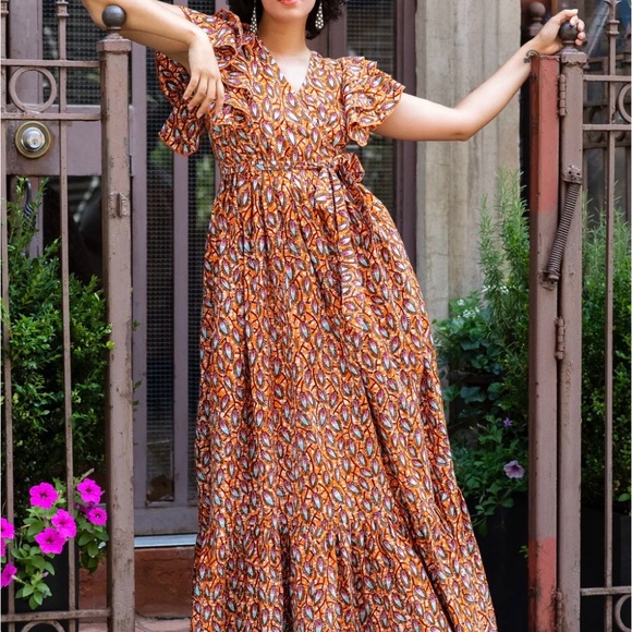 Beautiful NWT wrap dress with tiered sleeves and deep pockets. - Picture 6 of 7